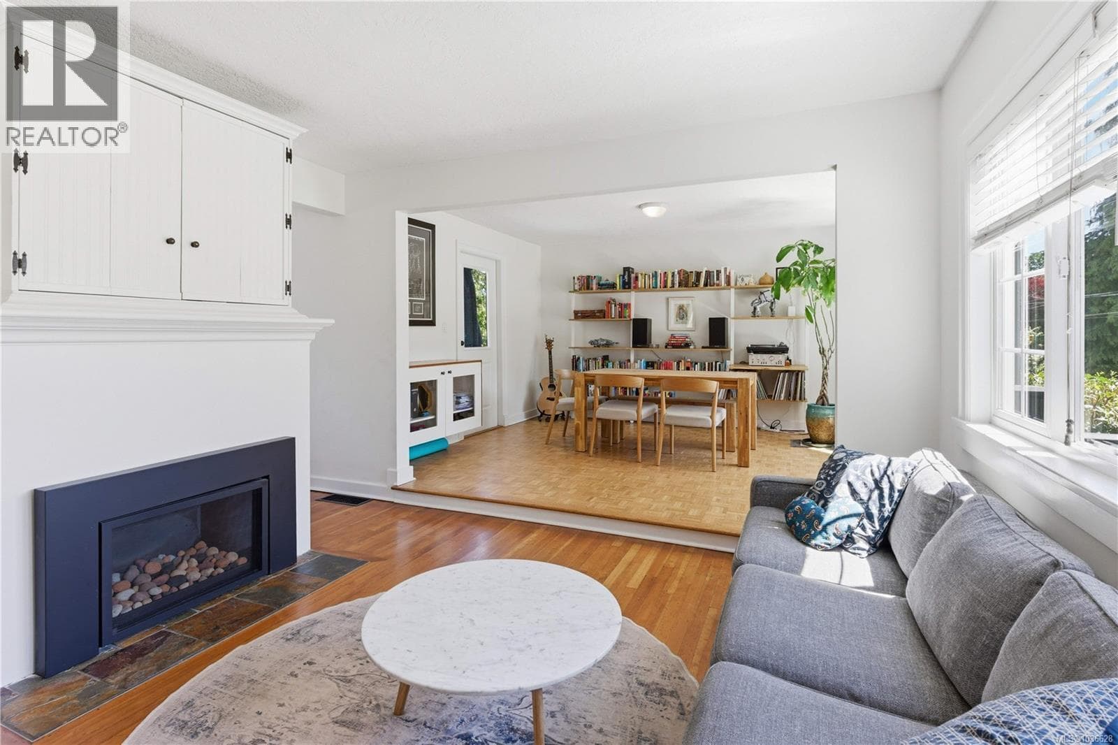 930 LODGE AVENUE, Victoria — photo 2