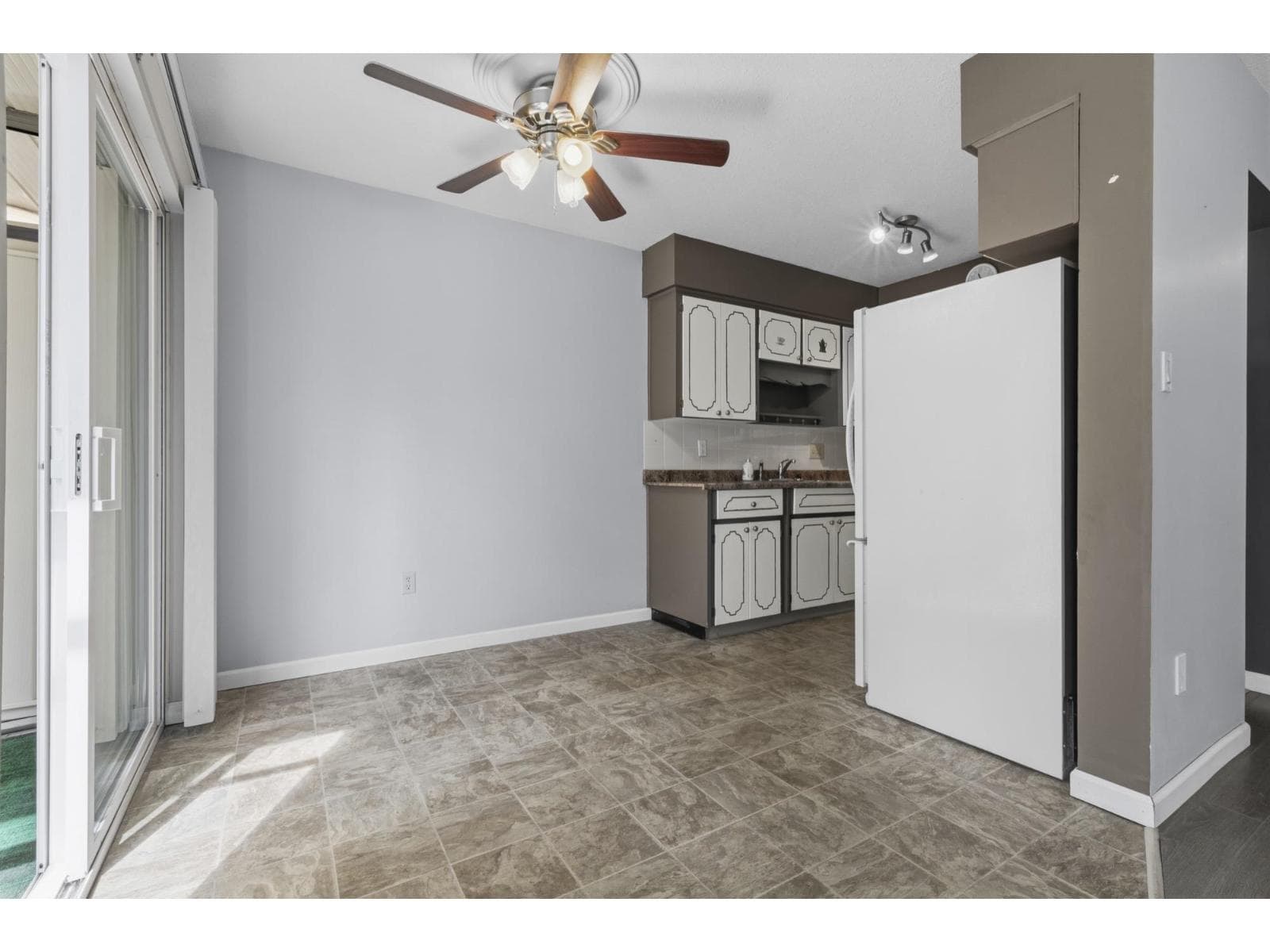 108 2853 W BOURQUIN CRESCENT, Fraser Valley — photo 4