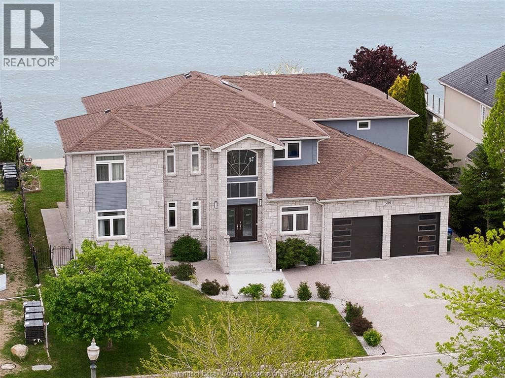 300 SHOREVIEW CIRCLE in East Riverside
