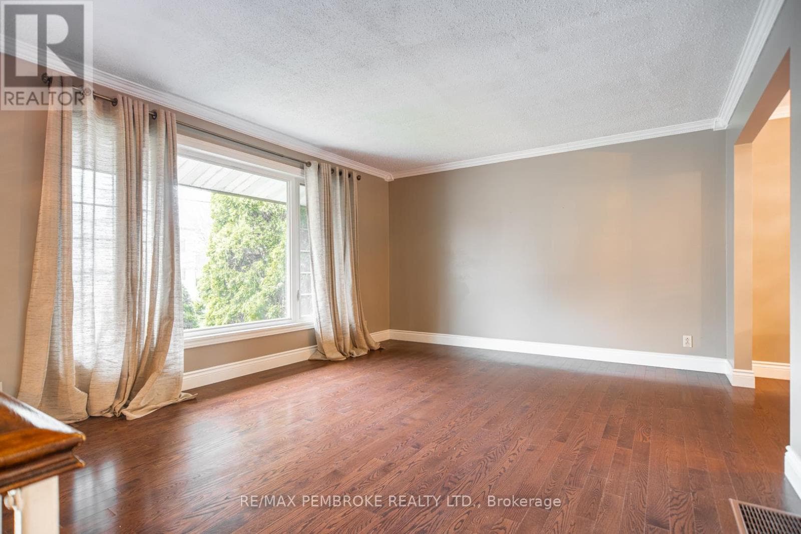 486 IRVING STREET, Renfrew County — photo 2