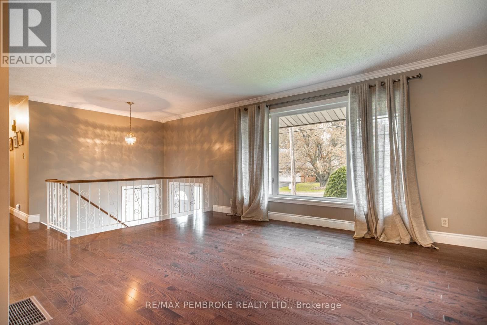 486 IRVING STREET, Renfrew County — photo 3
