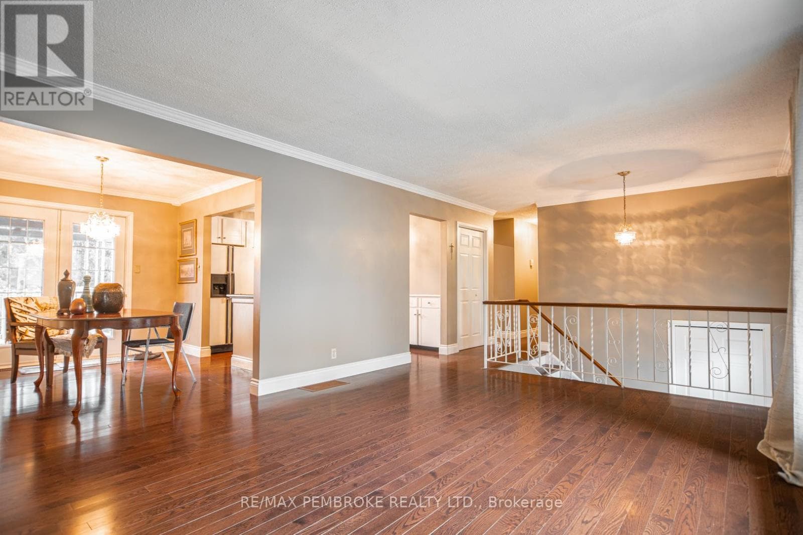 486 IRVING STREET, Renfrew County — photo 4