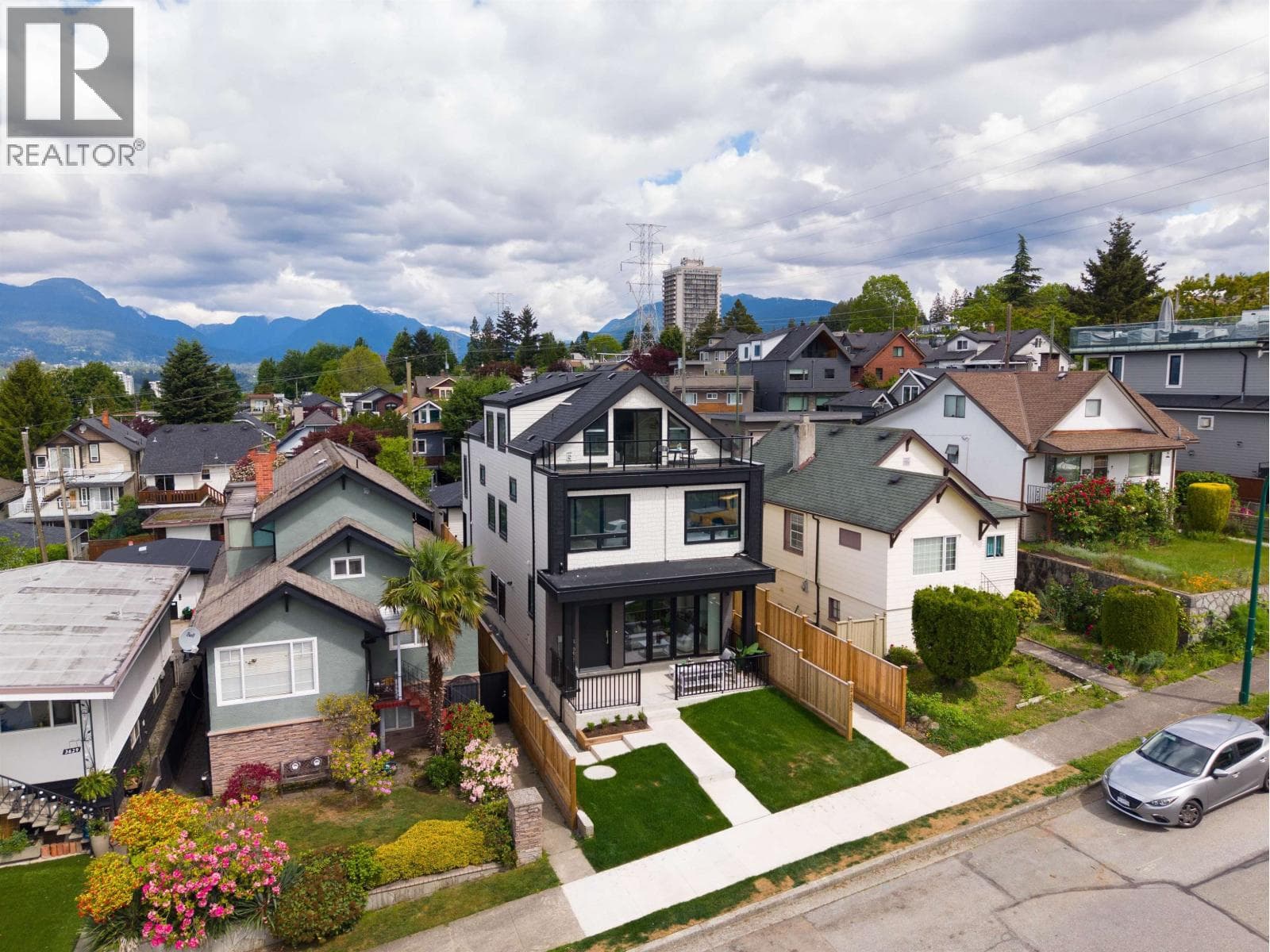 1 3645 DUNDAS STREET, Greater Vancouver — photo 2
