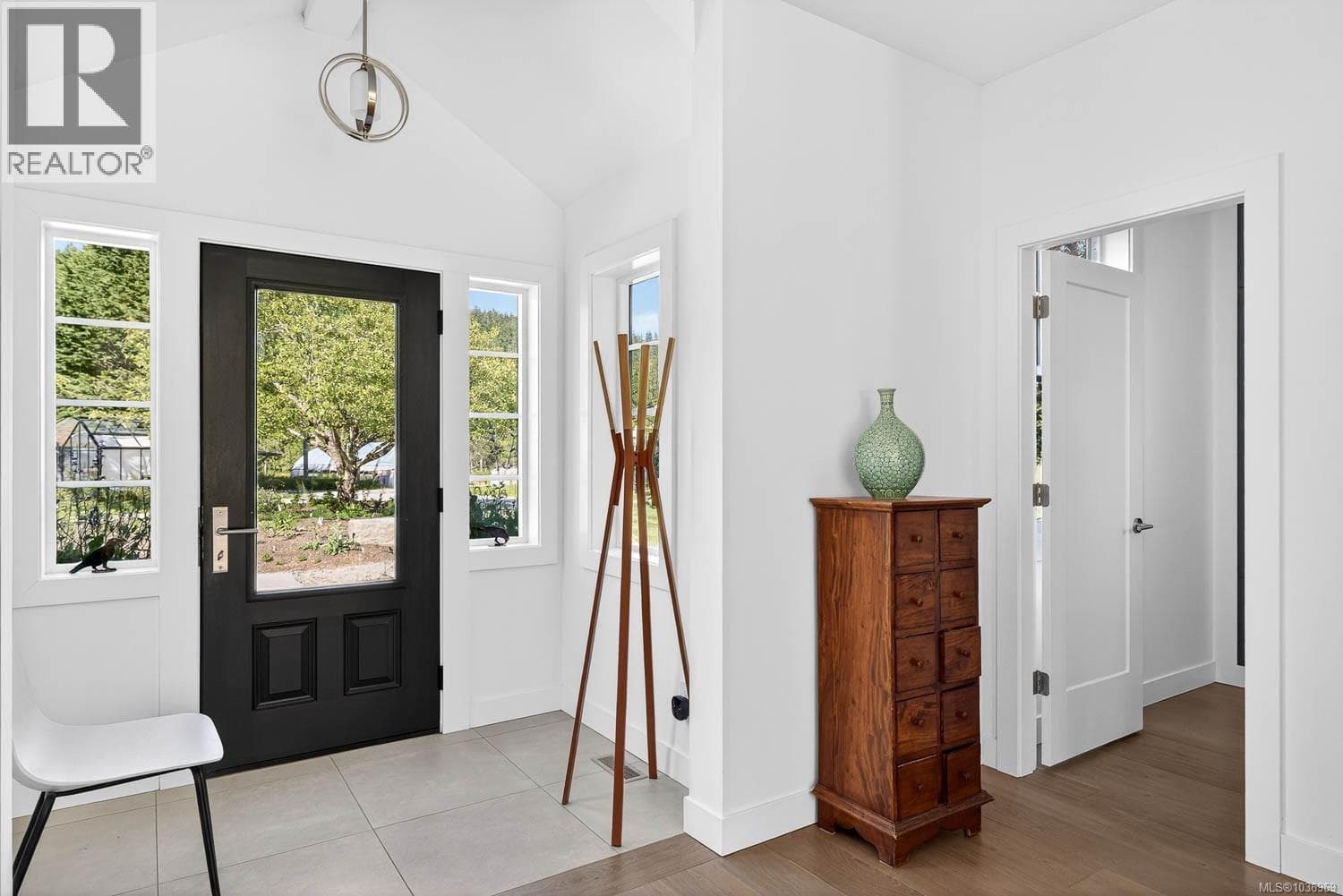 2454 Fulford-Ganges Rd, Victoria — photo 4