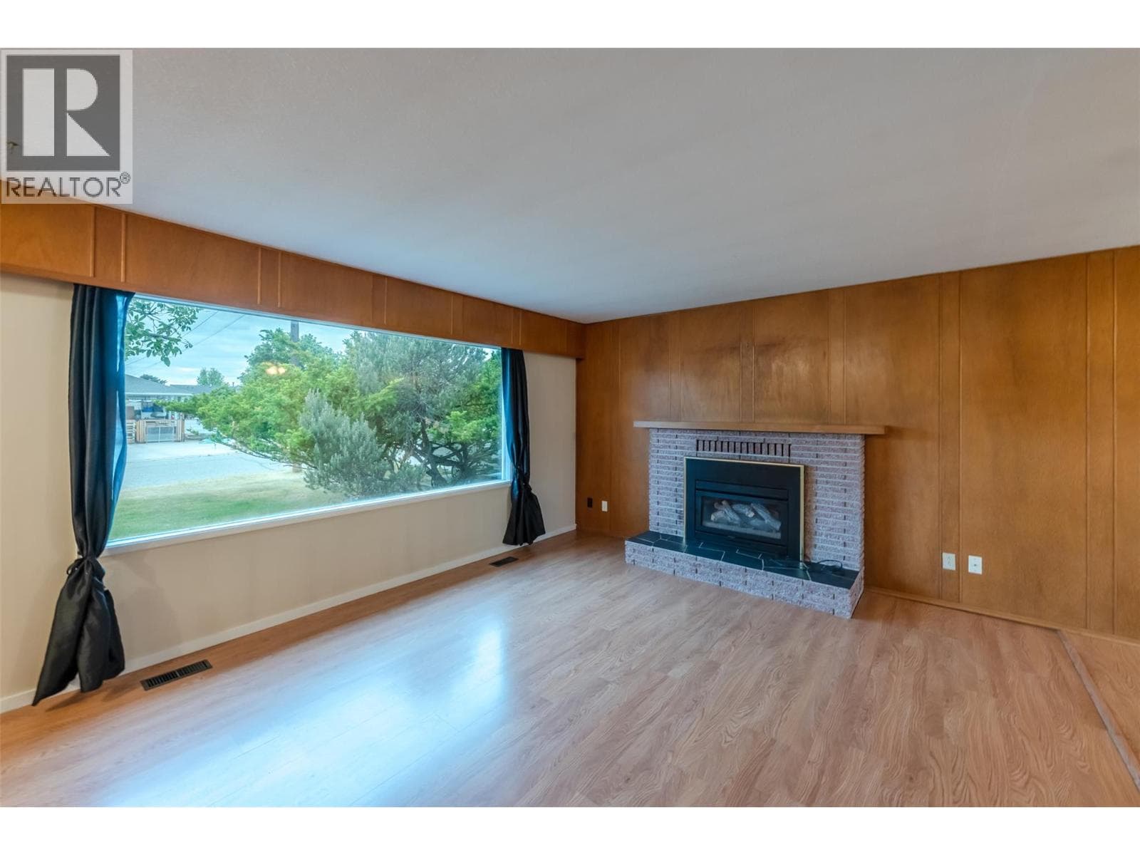 132 SECREST PLAZA, Interior REALTORS® — photo 3