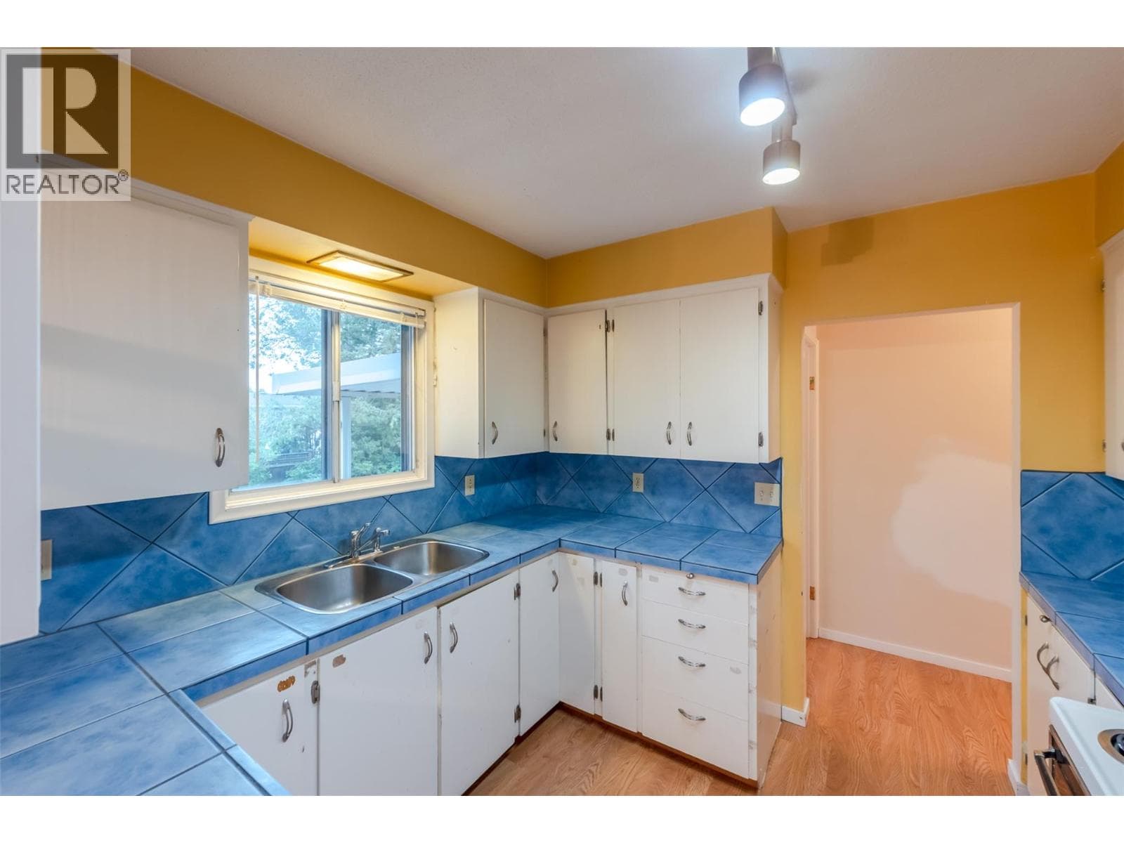 132 SECREST PLAZA, Interior REALTORS® — photo 5