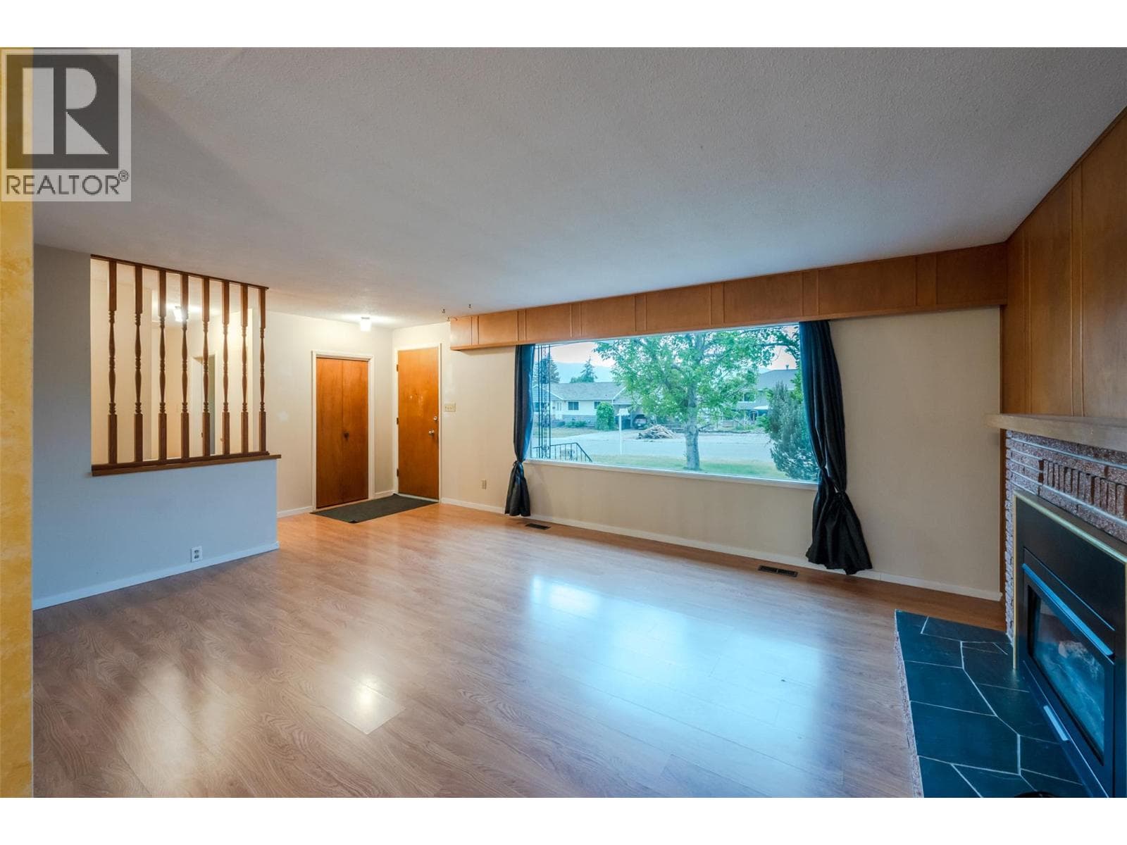 132 SECREST PLAZA, Interior REALTORS® — photo 2