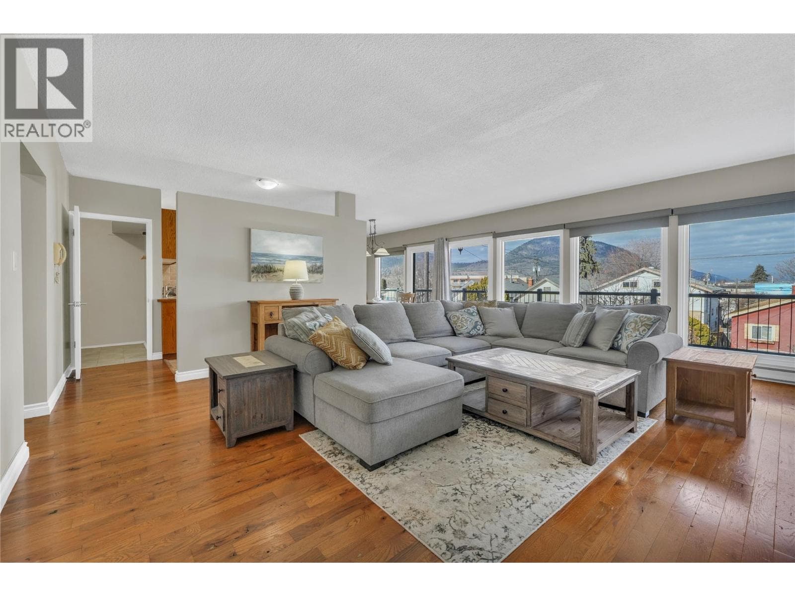 328 NANAIMO AVENUE WEST, Interior REALTORS® — photo 5