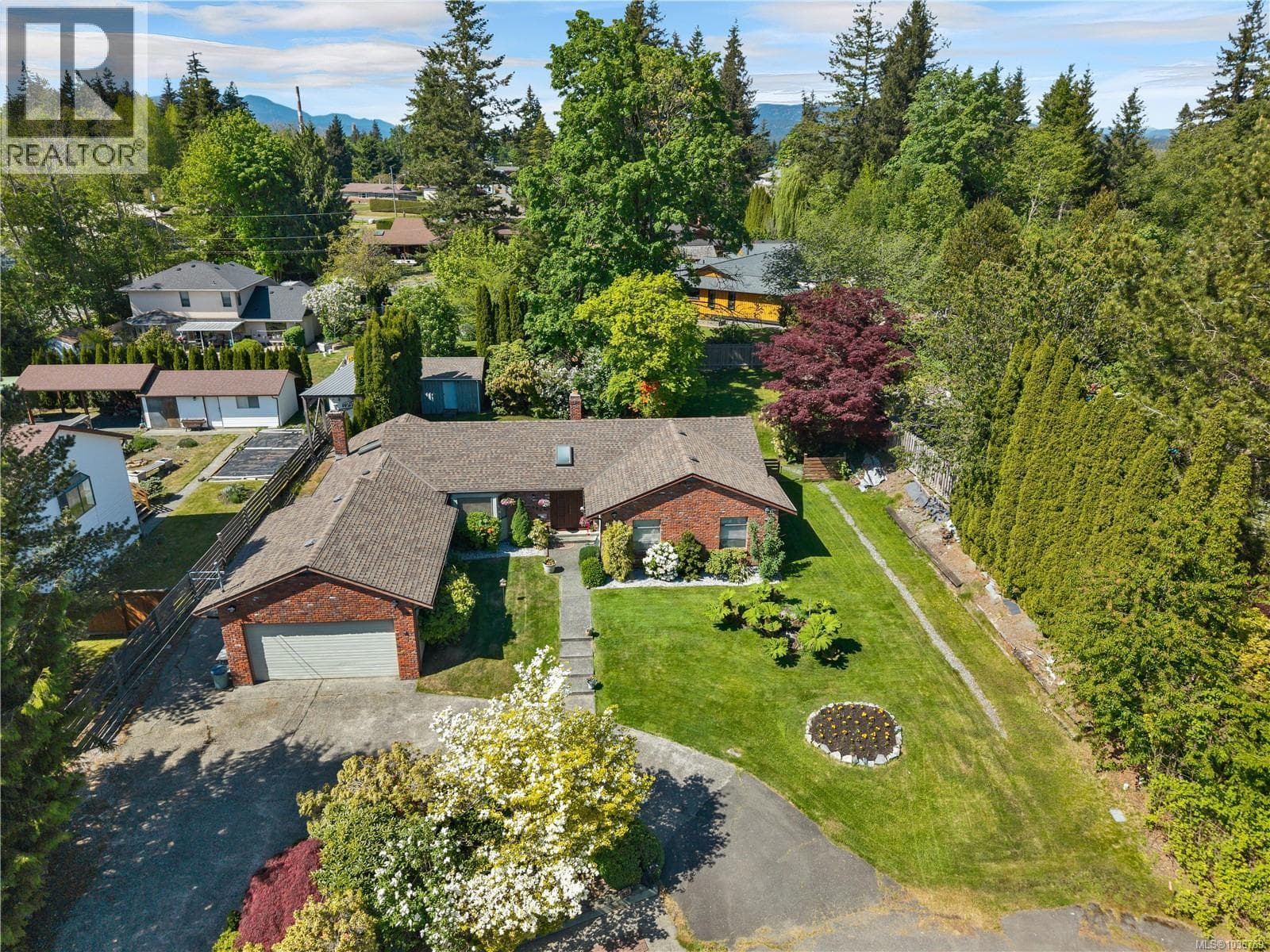 1930 Gillian Pl, Vancouver Island — photo 2