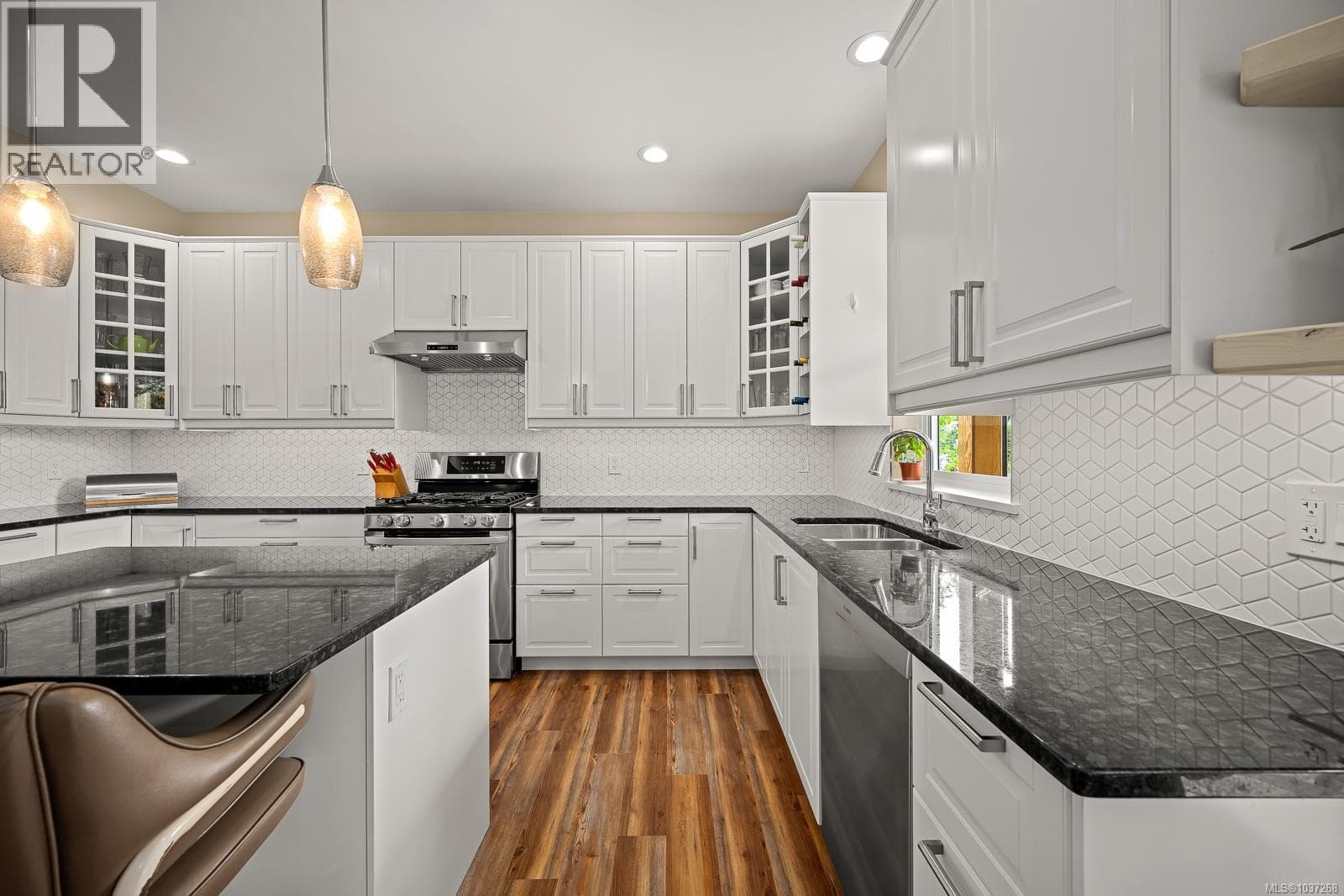 405 Rockland Rd, Vancouver Island — photo 4