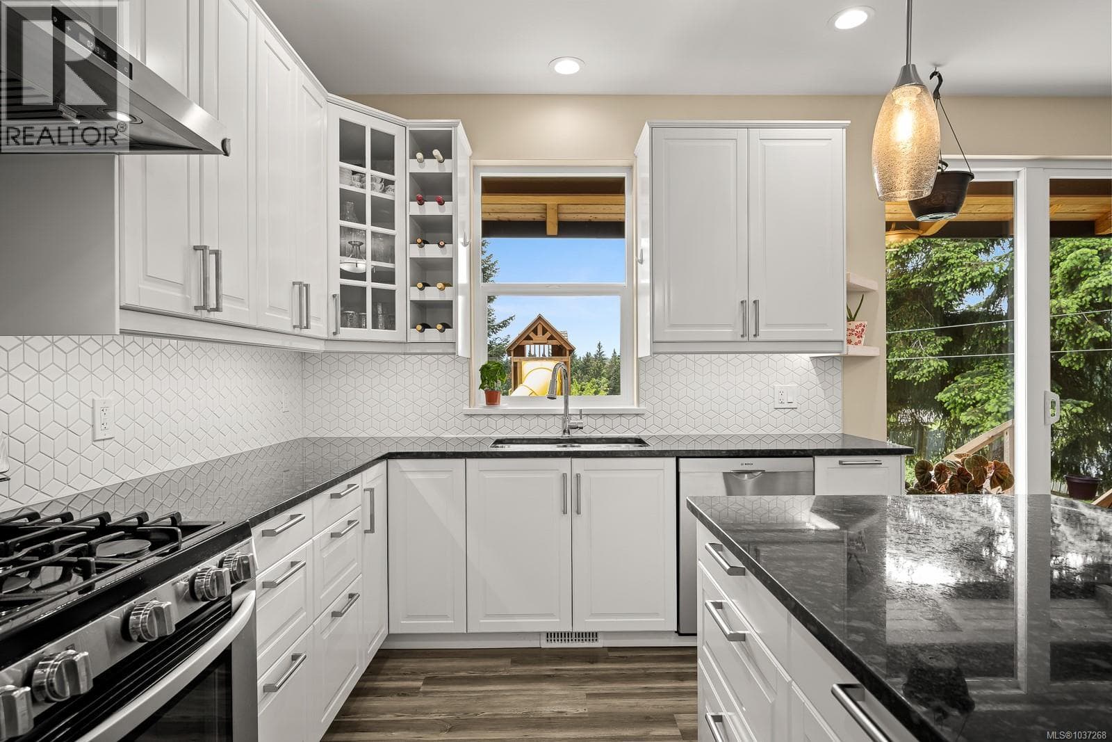 405 Rockland Rd, Vancouver Island — photo 3