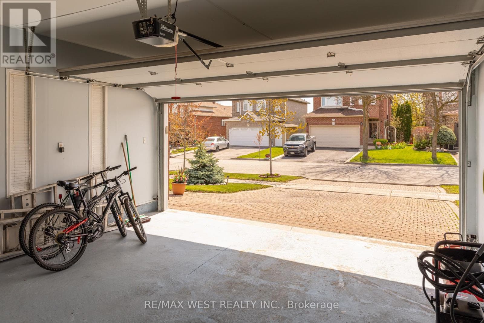 55 PAVIN CRESCENT, Toronto — photo 2