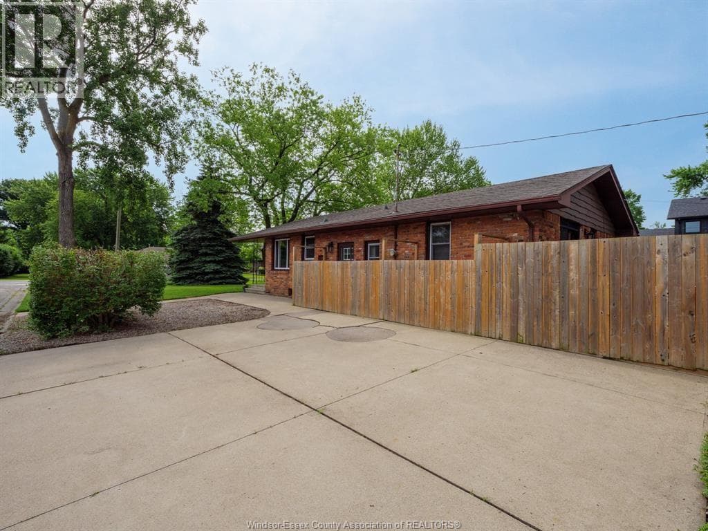 305 EDGEWATER BOULEVARD, Windsor — photo 5