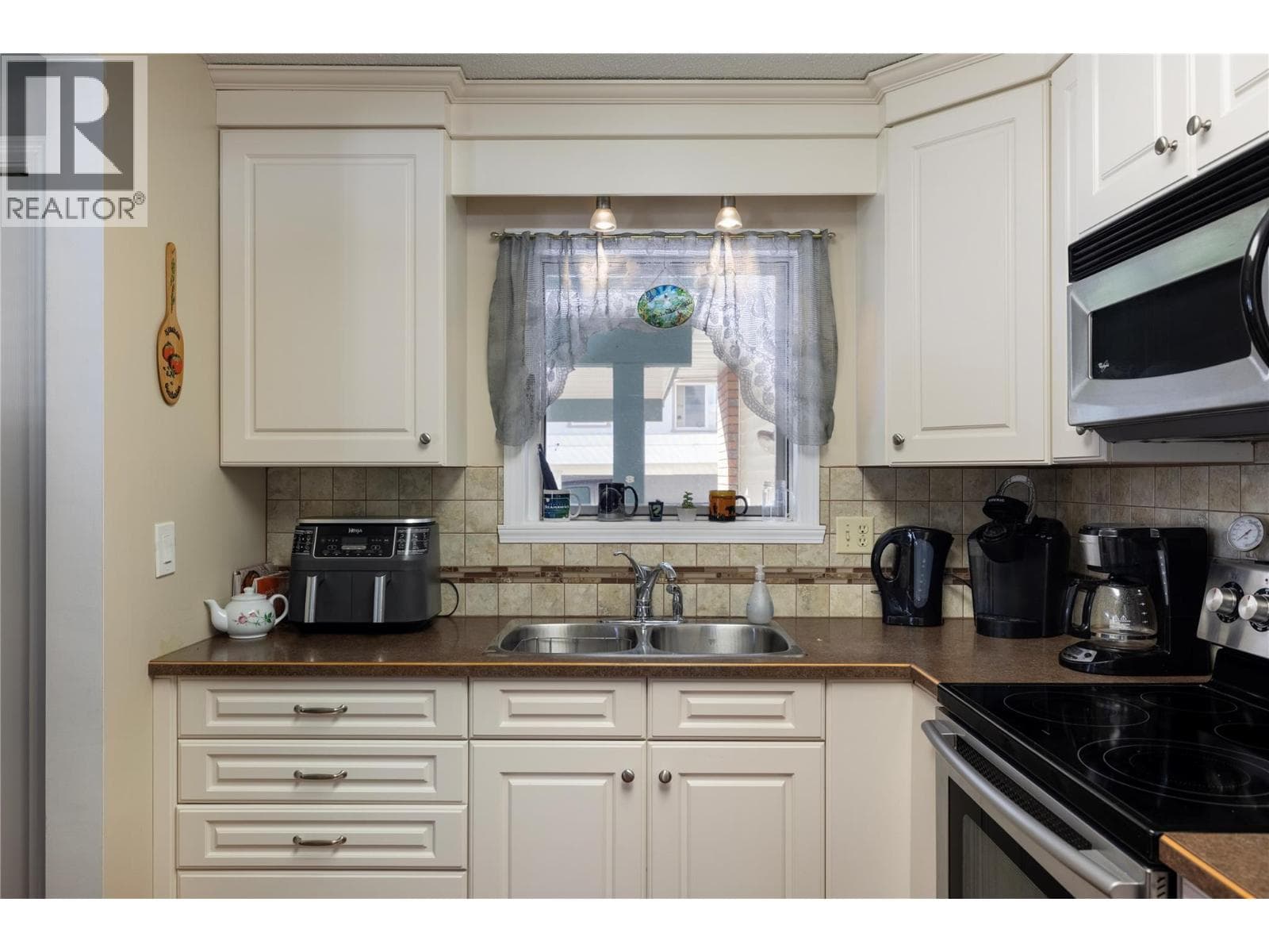 3035 HAYDEN Drive, Interior REALTORS® — photo 2