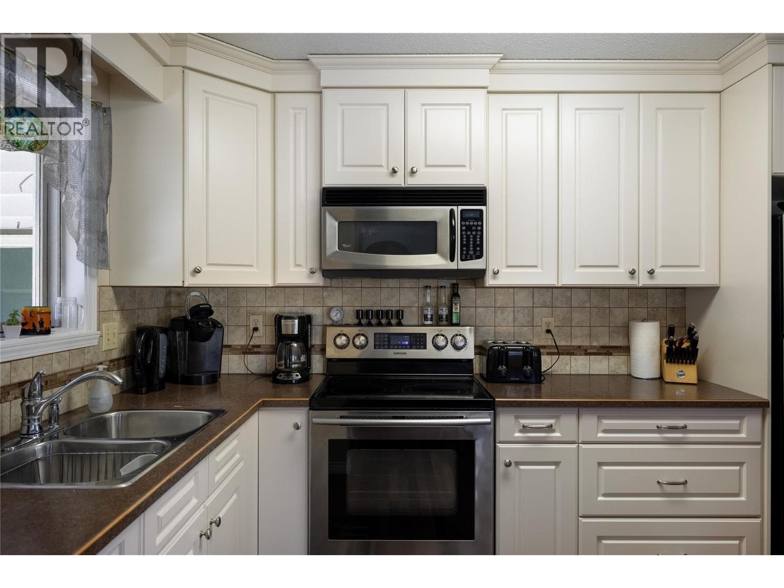 3035 HAYDEN Drive, Interior REALTORS® — photo 3