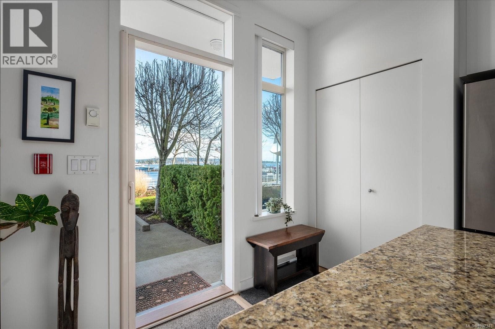 TH10 38 Front St, Vancouver Island — photo 5