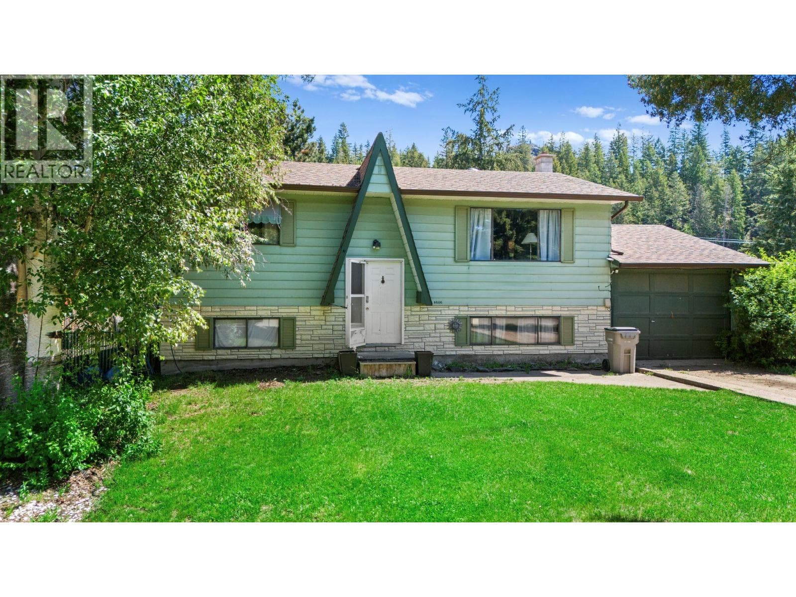 4686 SPRUCE Crescent in 
