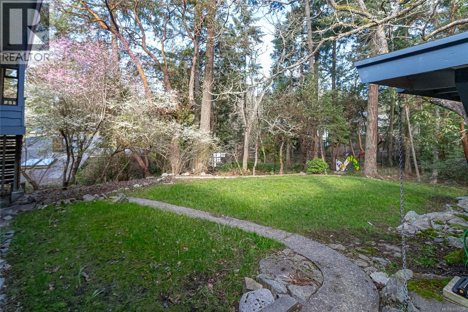 2660 MACDONALD DRIVE EAST, Victoria — photo 2