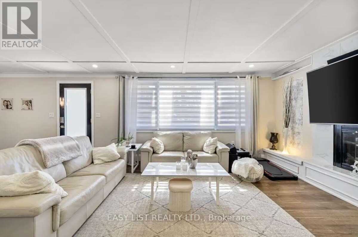 112 CLOVELLY ROAD, Toronto — photo 2