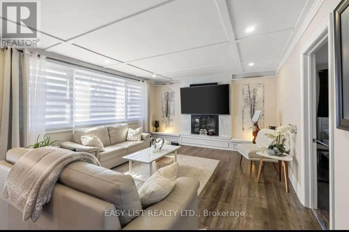 112 CLOVELLY ROAD, Toronto — photo 3