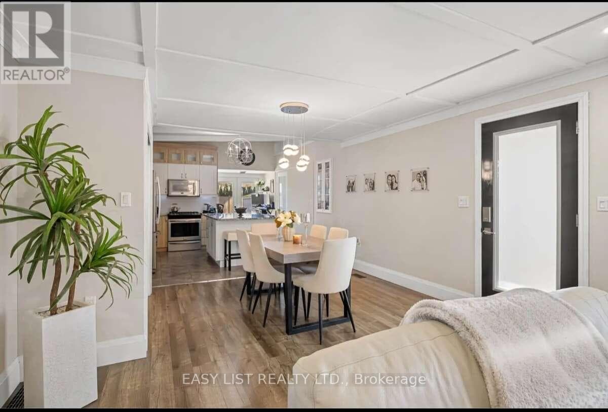 112 CLOVELLY ROAD, Toronto — photo 4
