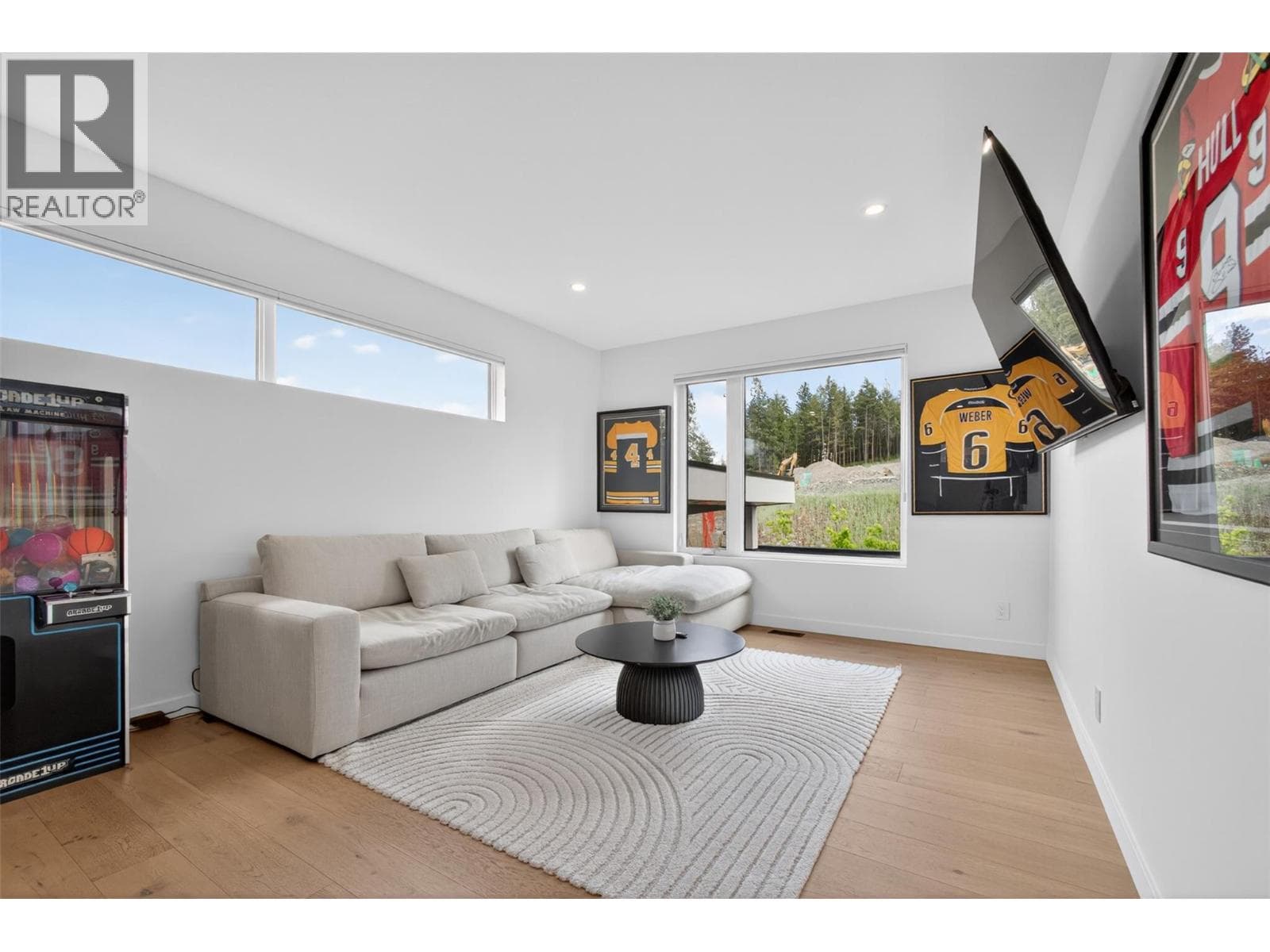 10255 Beacon Hill Drive, Interior REALTORS® — photo 2