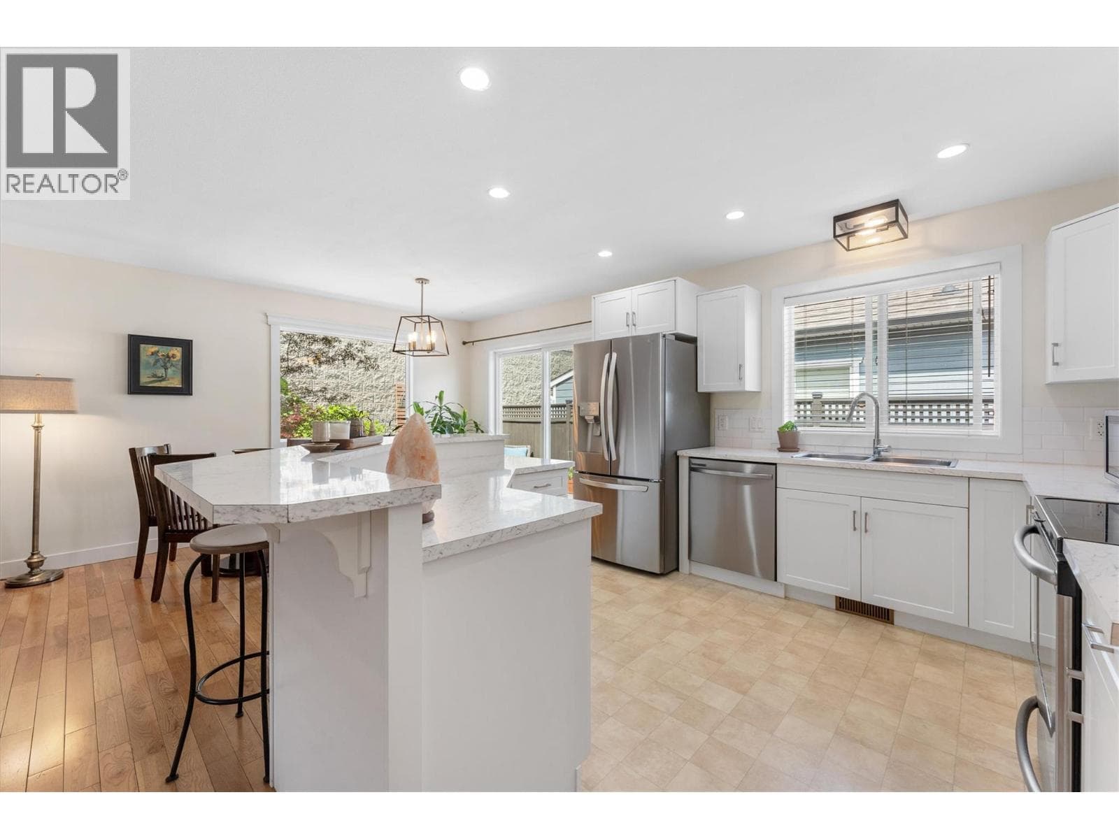3340 Mimosa Drive, Interior REALTORS® — photo 4