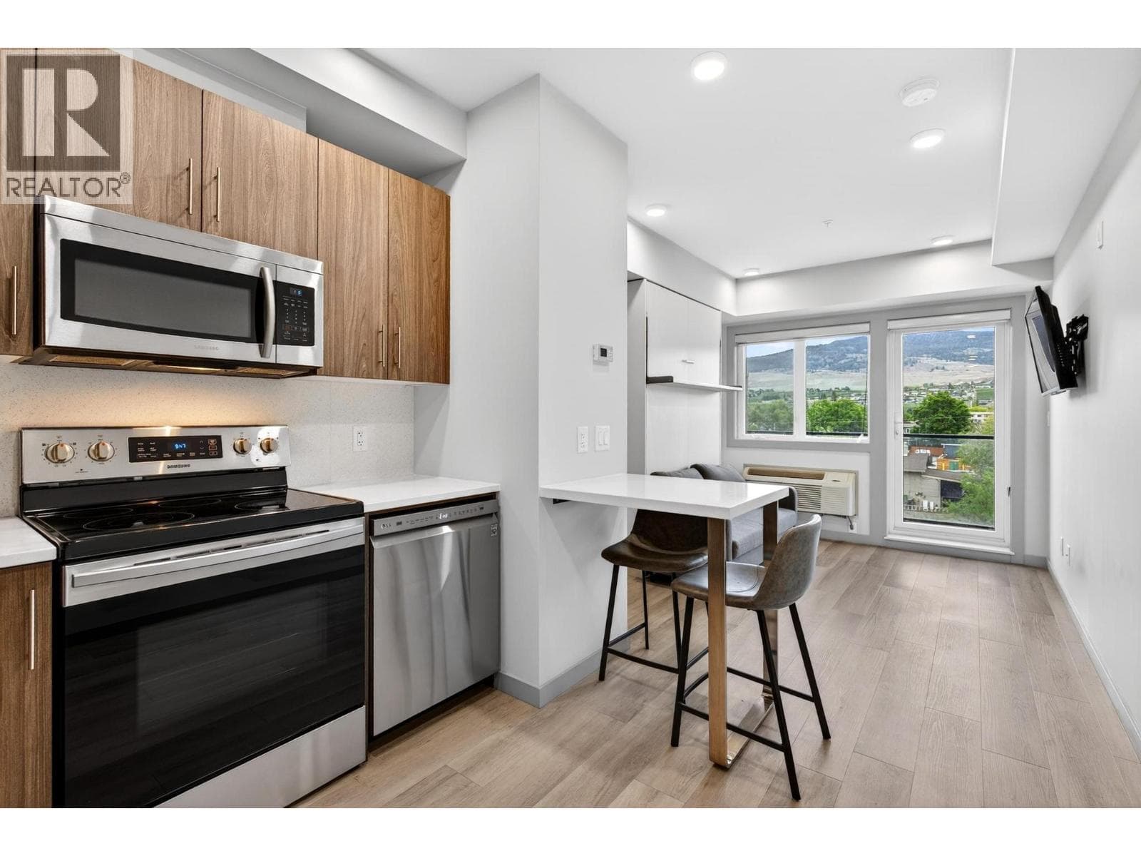 345 Dougall Road N Unit# 317, Interior REALTORS® — photo 4