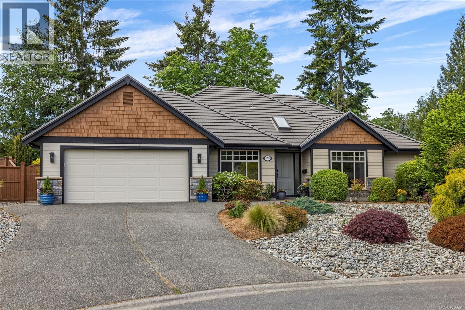 978 Cantebury Pl in 