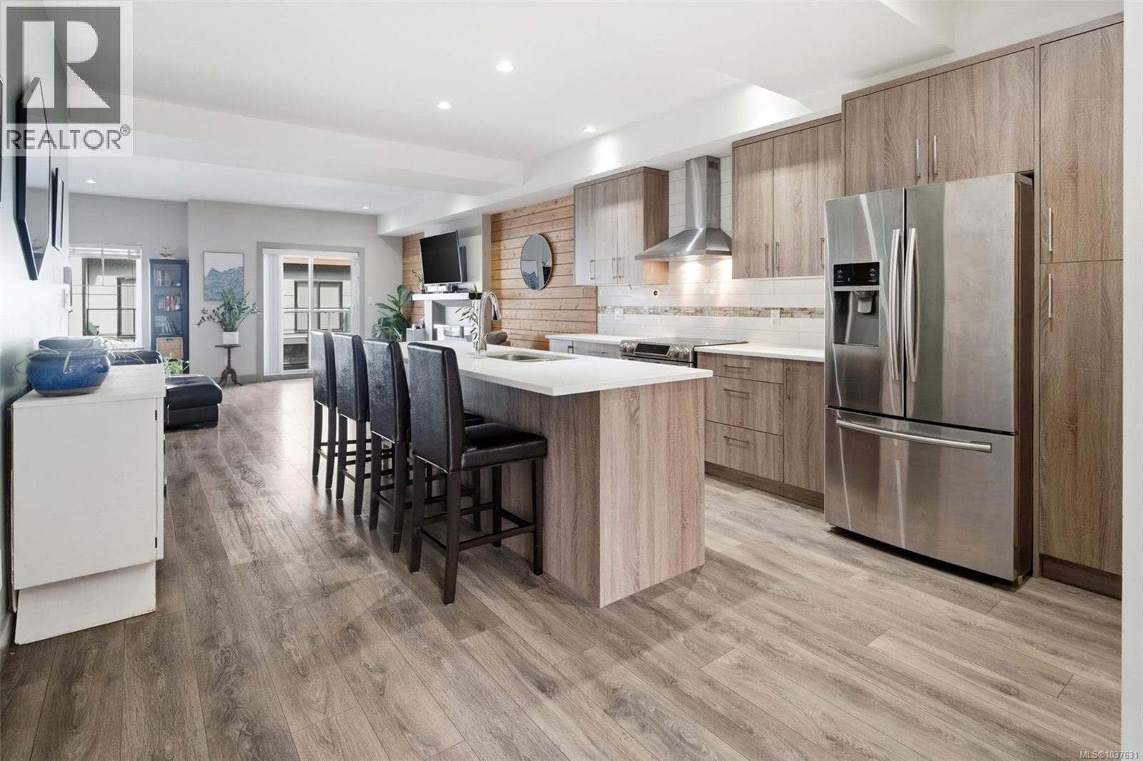 103 687 Strandlund Ave, Victoria — photo 2
