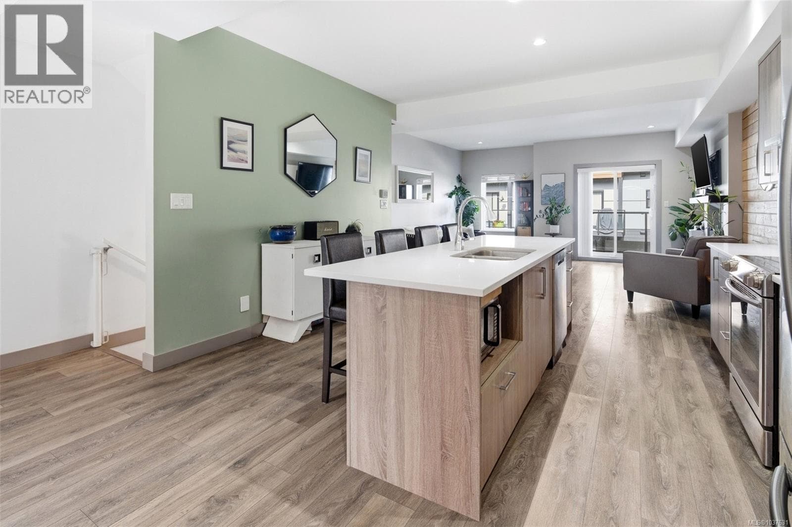 103 687 Strandlund Ave, Victoria — photo 3