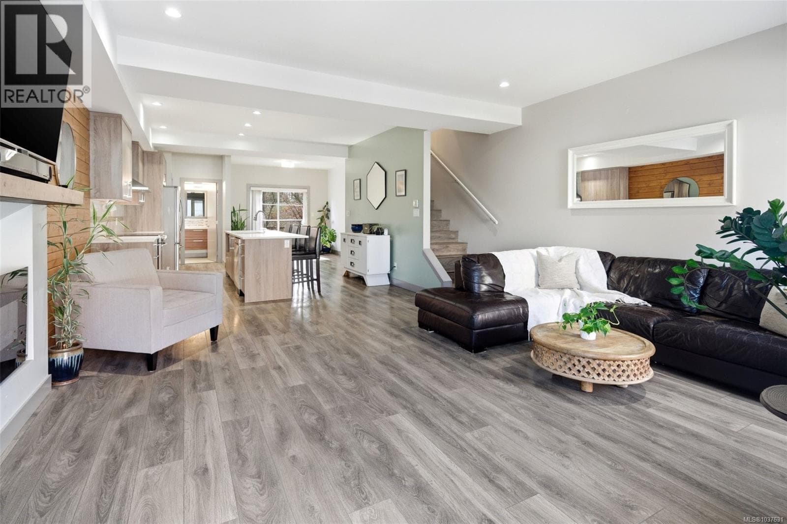 103 687 Strandlund Ave, Victoria — photo 4