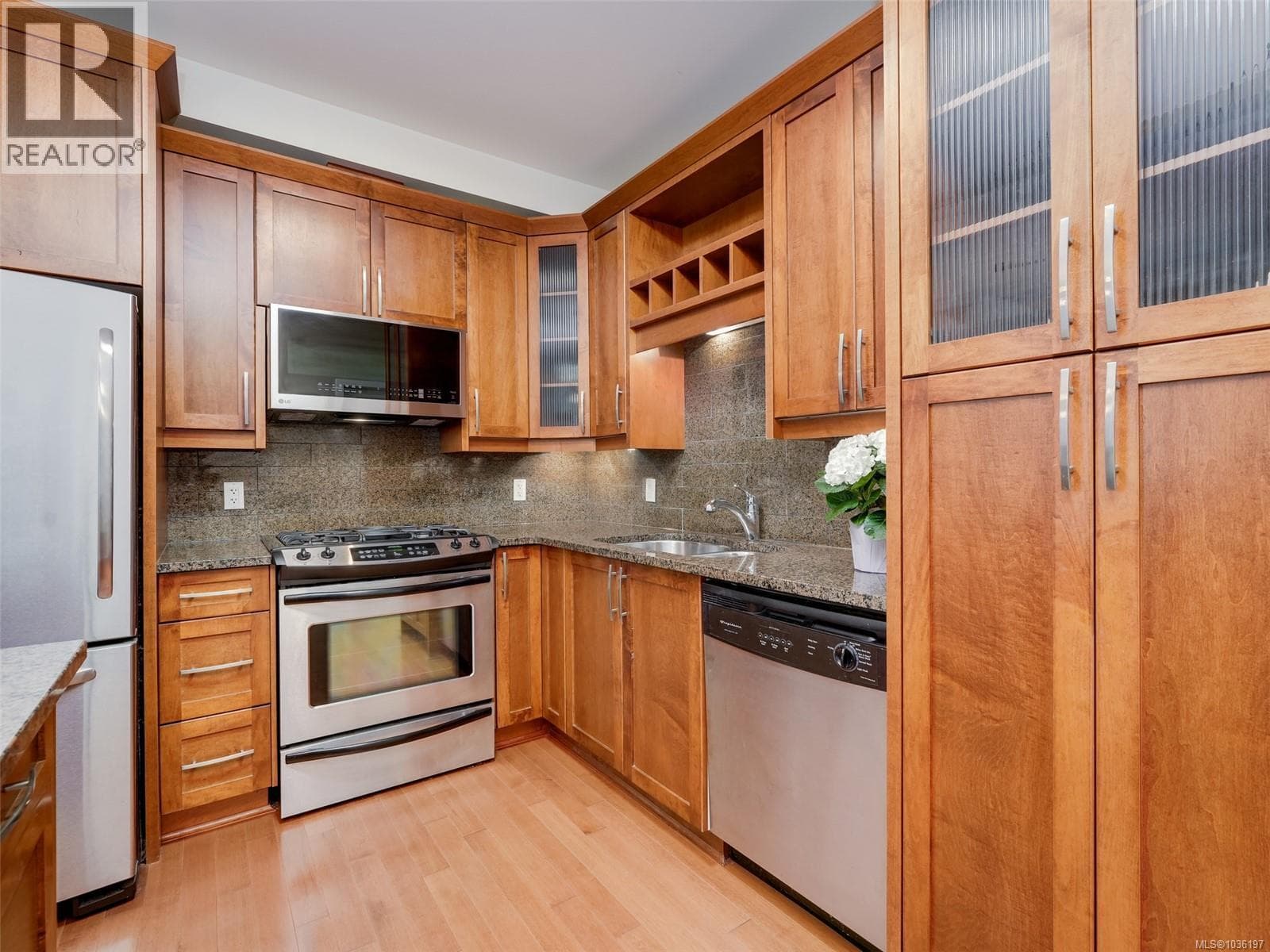 2 1217 McKenzie St, Victoria — photo 4