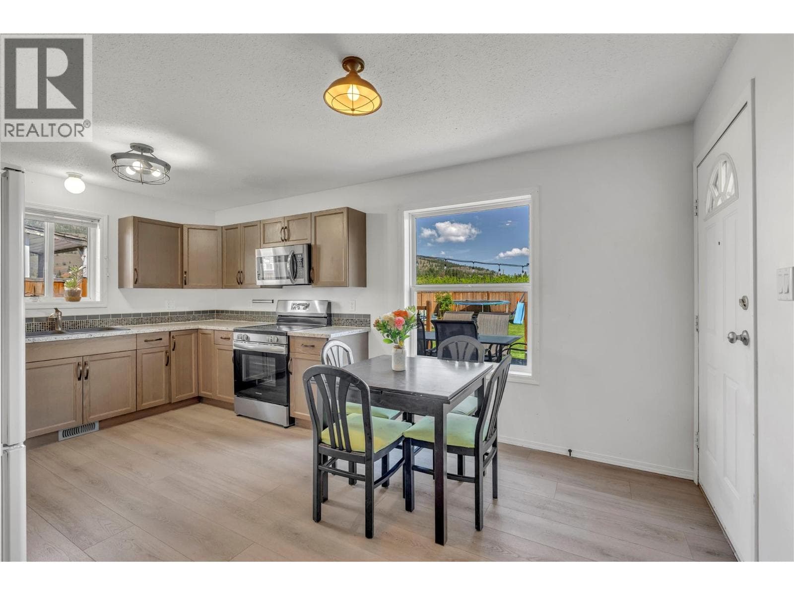 9714 Sargeant Street, Interior REALTORS® — photo 3