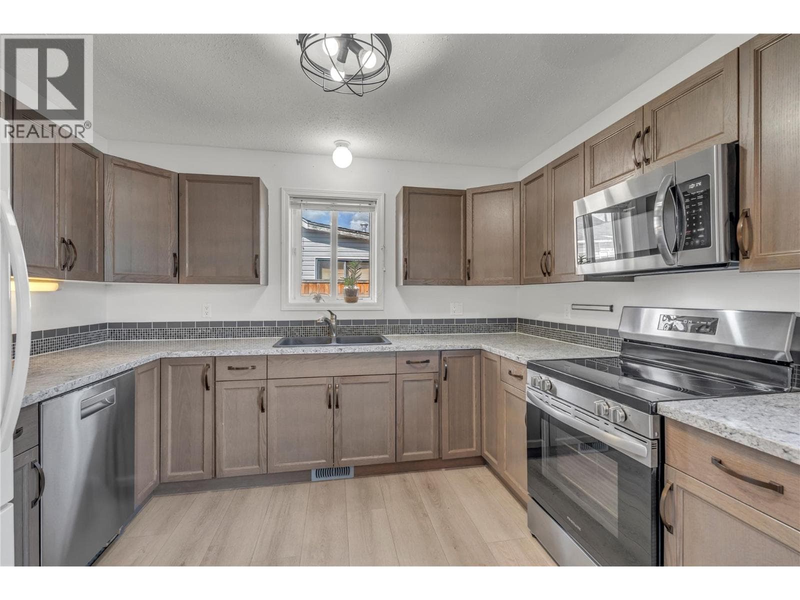 9714 Sargeant Street, Interior REALTORS® — photo 4