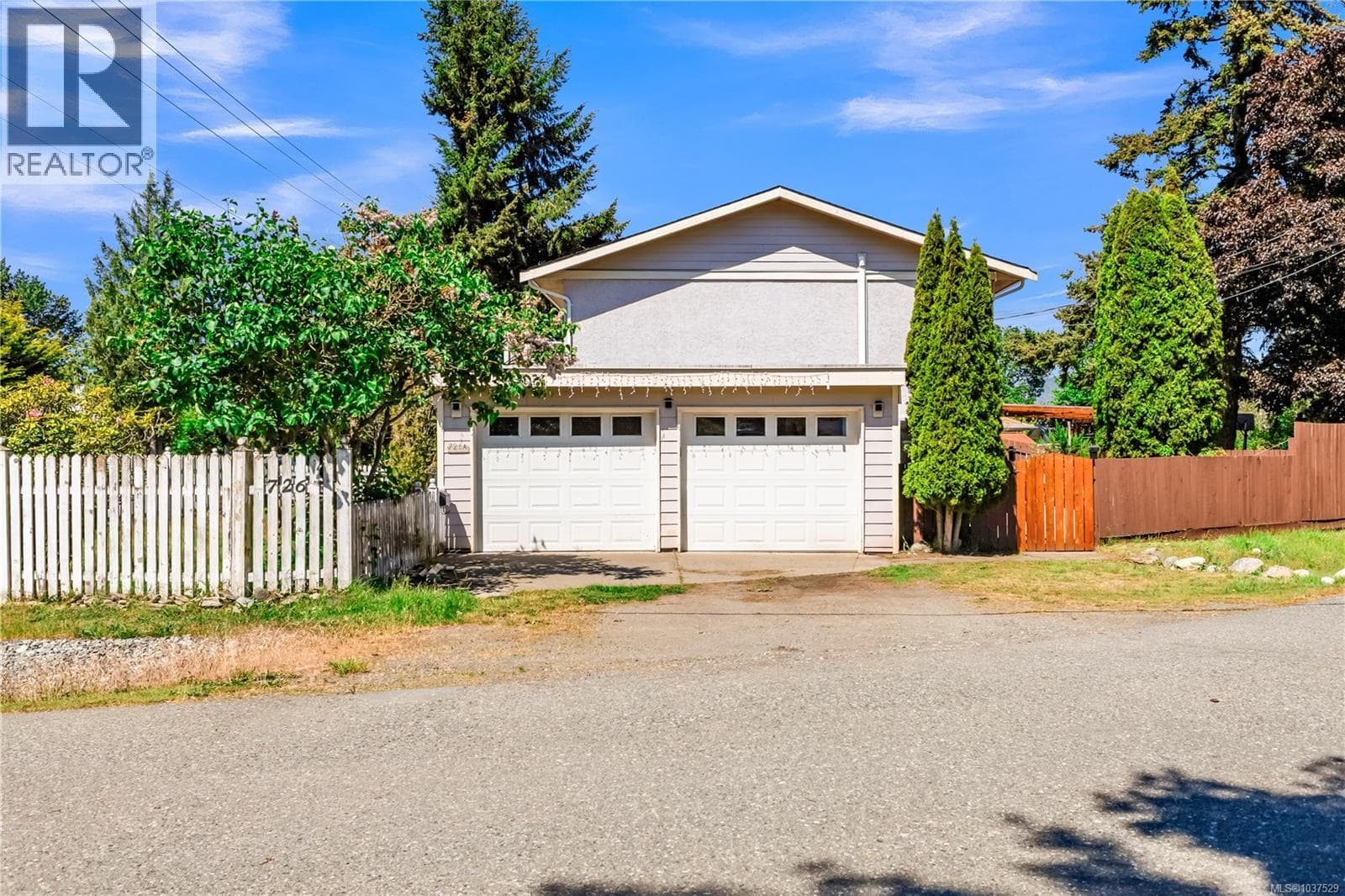726A Kelly Rd, Victoria — photo 3