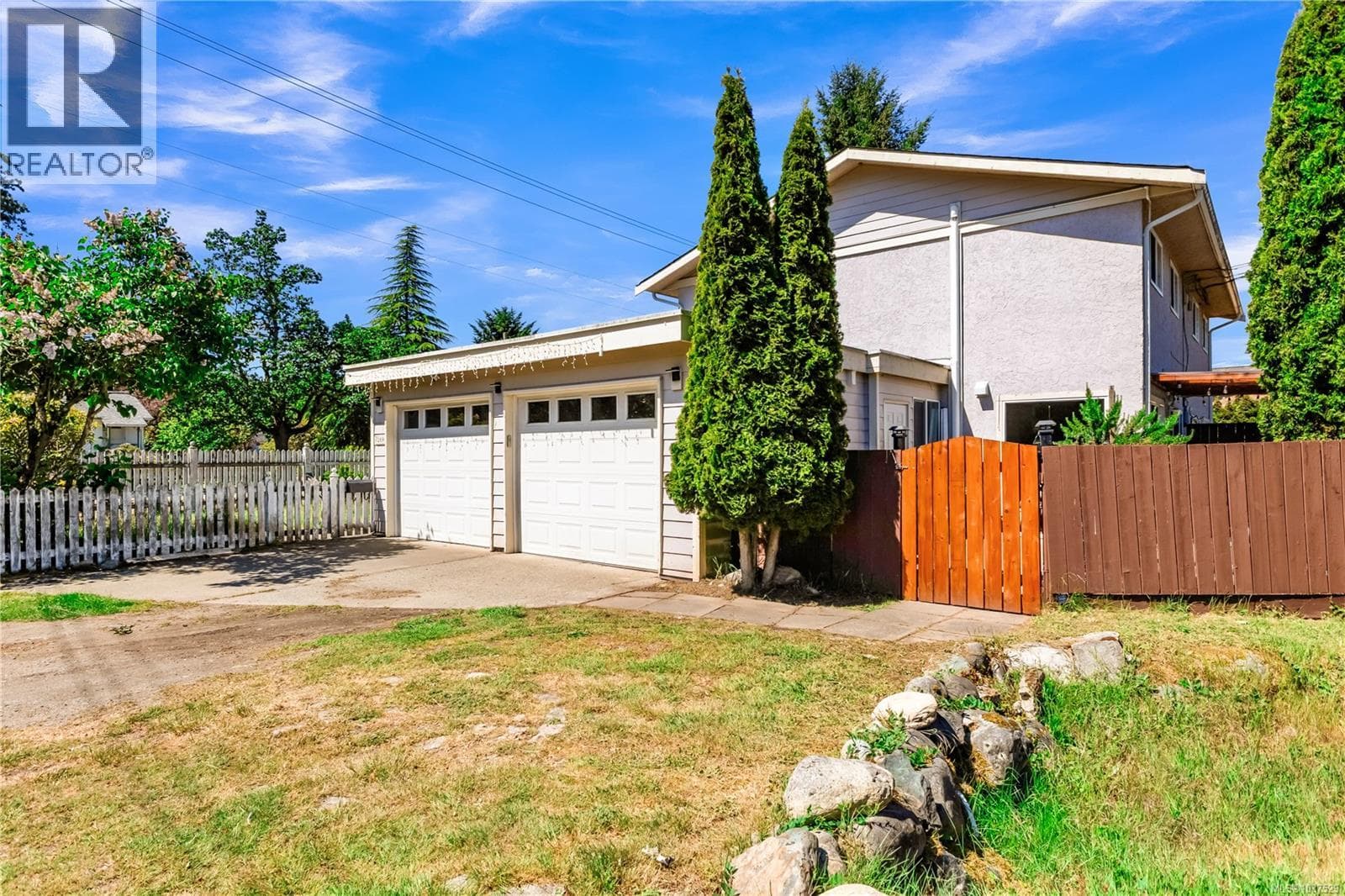 726A Kelly Rd, Victoria — photo 2