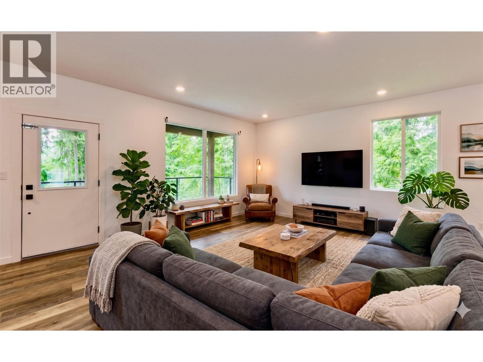 7468 ESTATE DRIVE, Interior REALTORS® — photo 5