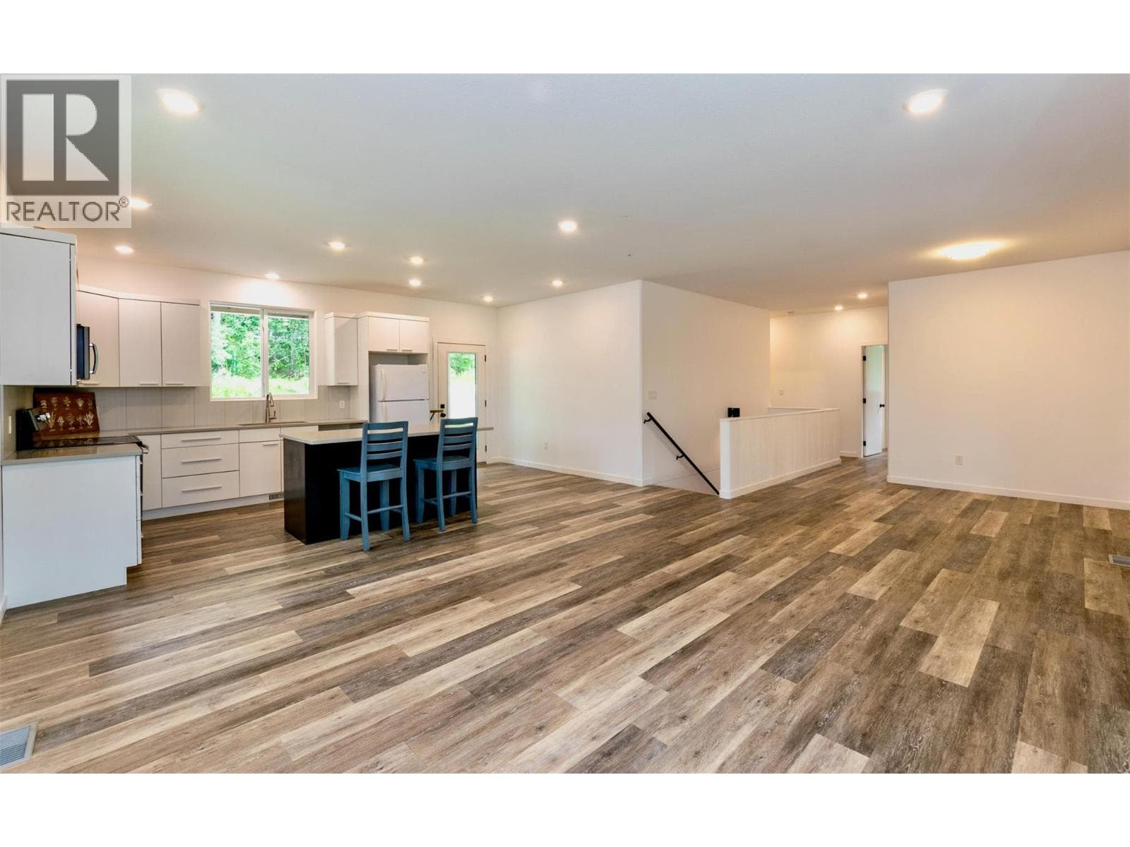 7468 ESTATE DRIVE, Interior REALTORS® — photo 2