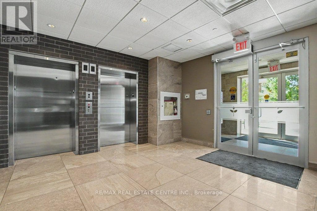 214 - 33 WHITMER STREET, Toronto — photo 3