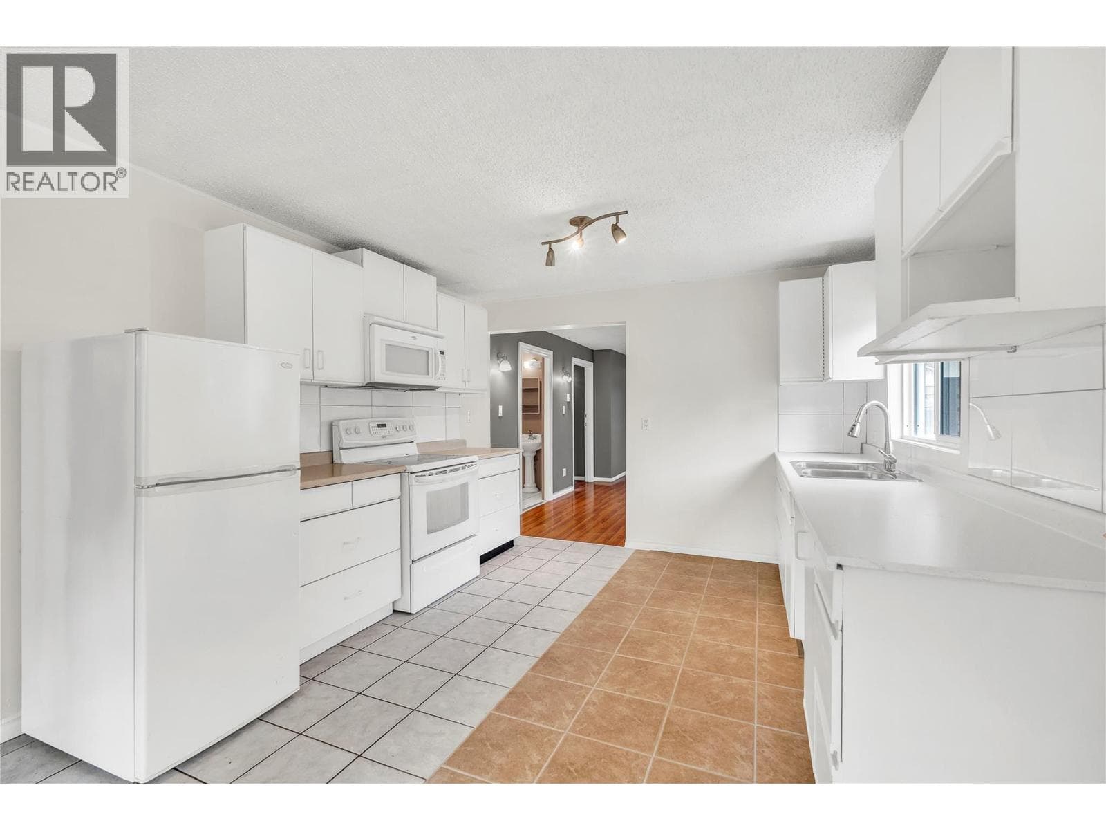 1190 PENTICTON AVENUE, Interior REALTORS® — photo 5