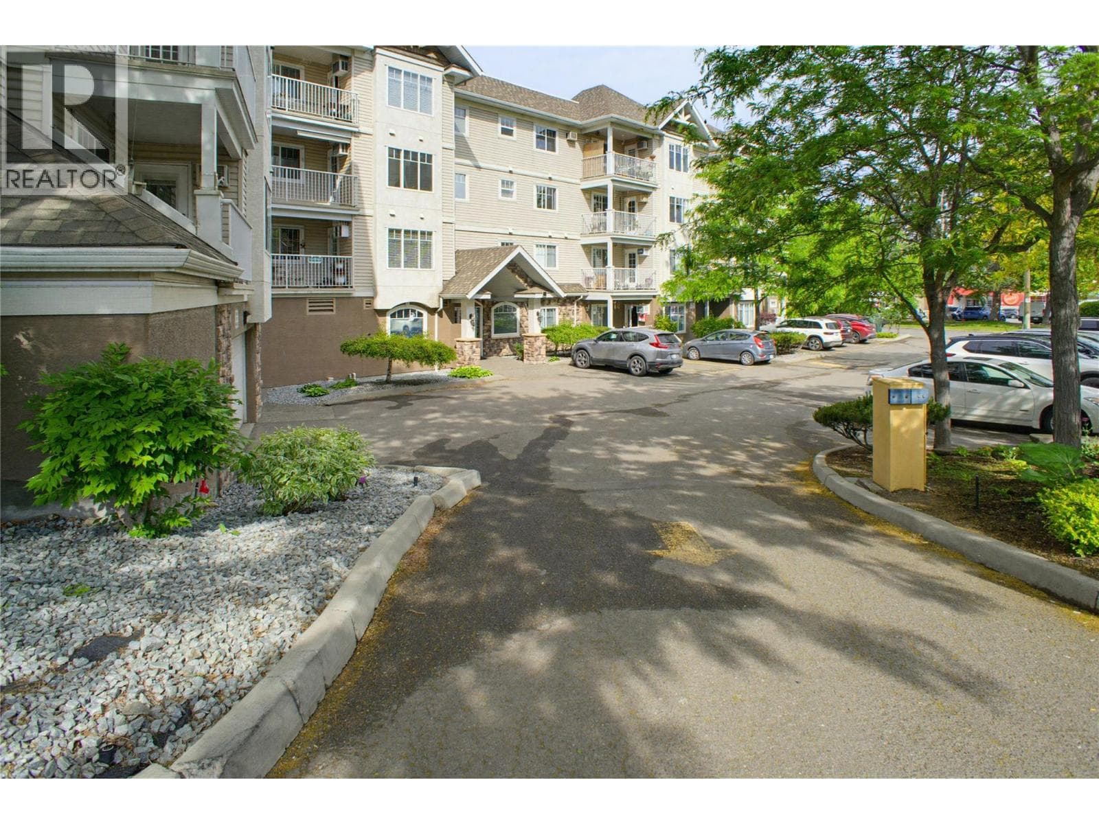 120 VERNON Avenue Unit# 409, Interior REALTORS® — photo 2