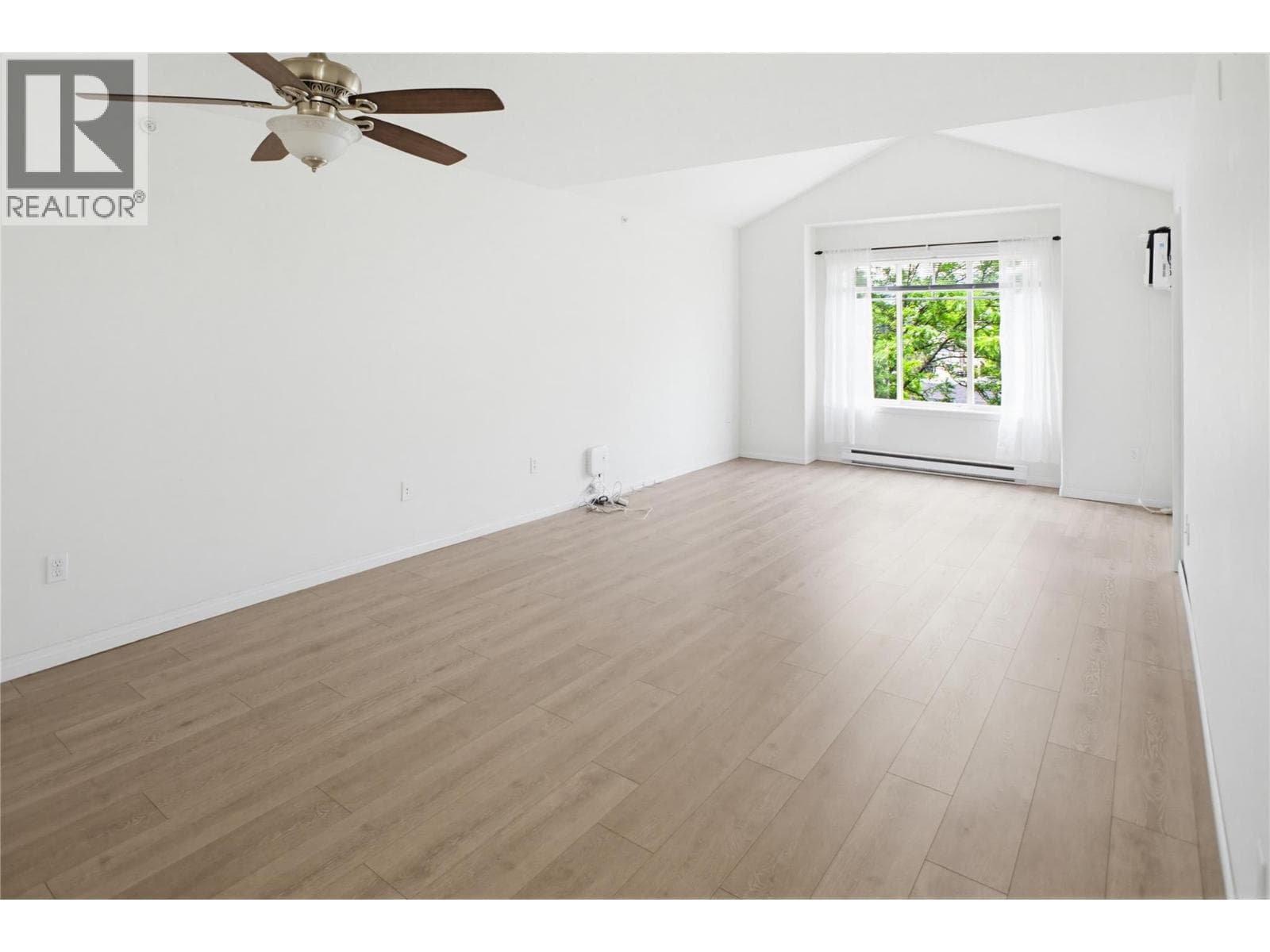 120 VERNON Avenue Unit# 409, Interior REALTORS® — photo 5
