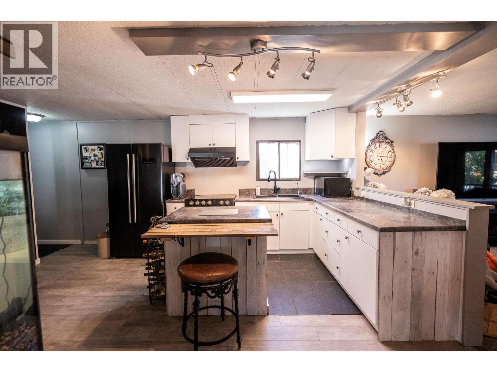 8 720 COMMONWEALTH ROAD, Interior REALTORS® — photo 3