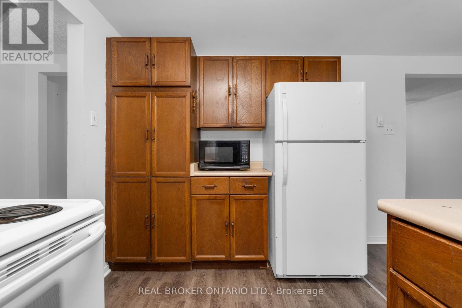 8 MAPLE LEAF TERRACE, Toronto — photo 4