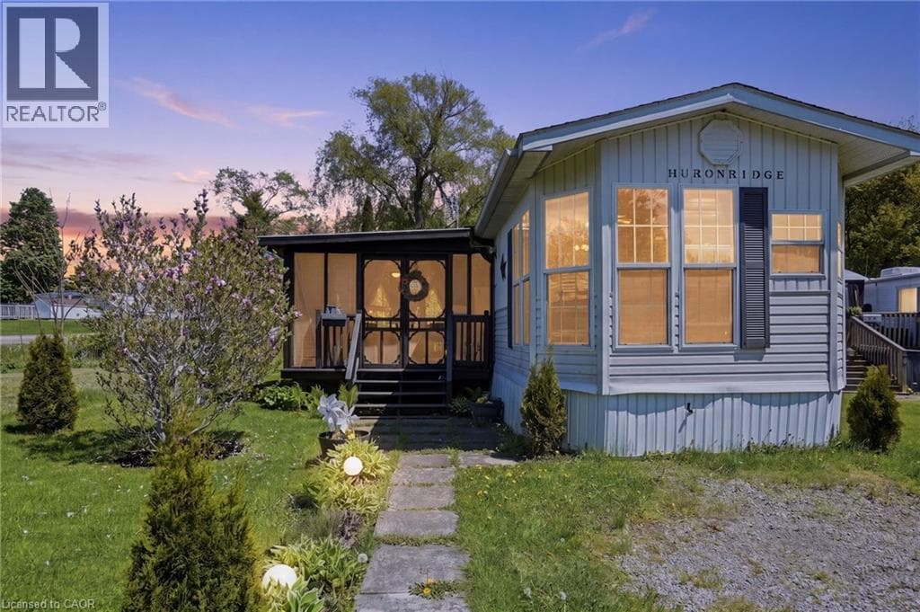 2490 GOVERNORS Road Unit# B34 in Copetown East