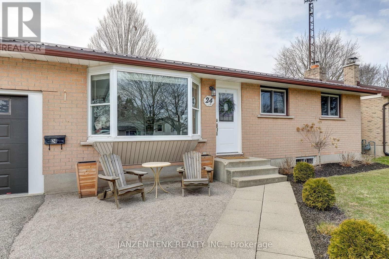 24 CENTENNIAL AVENUE, London and St. Thomas — photo 2