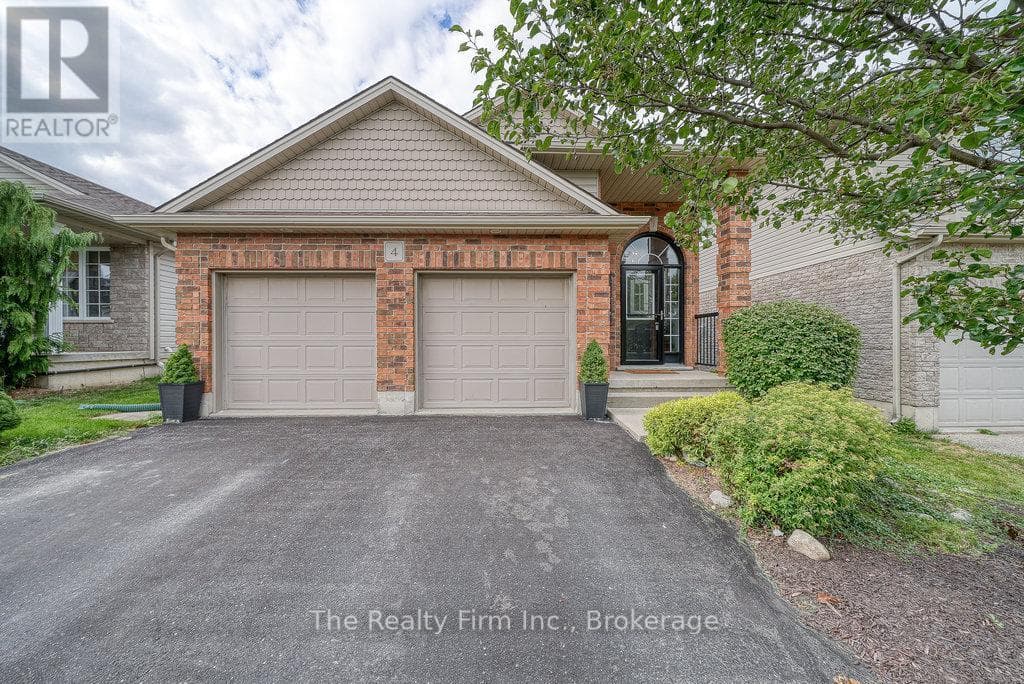 4 KERR CRESCENT in 