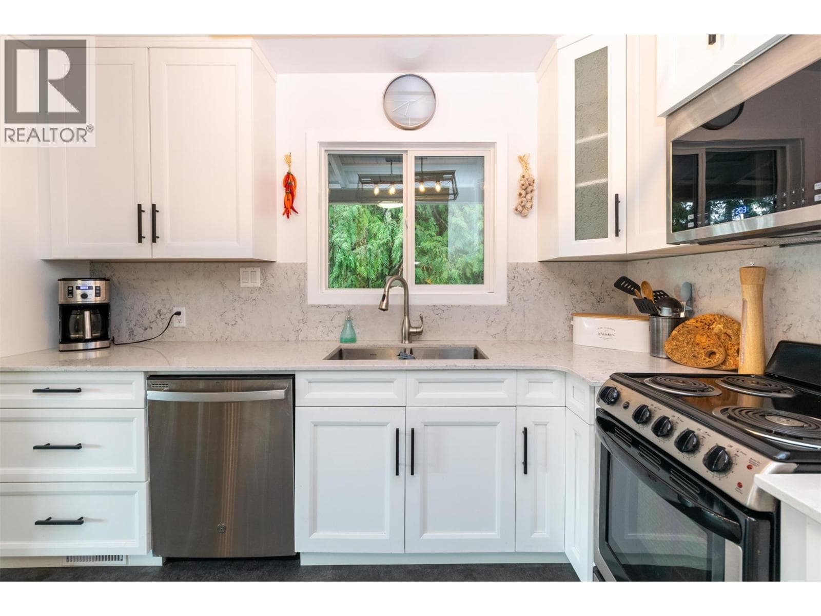 7796 COLUMBIA DRIVE, Interior REALTORS® — photo 5