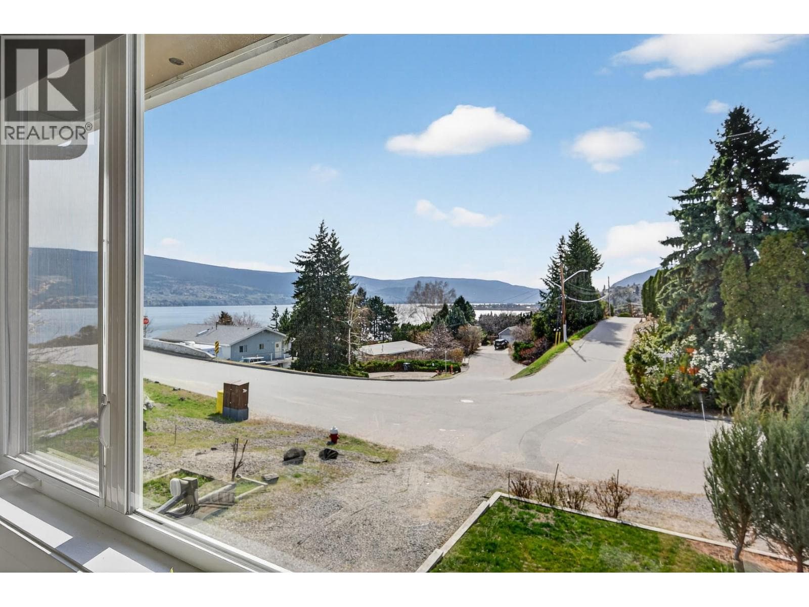6100 MACDONALD Street, Interior REALTORS® — photo 2